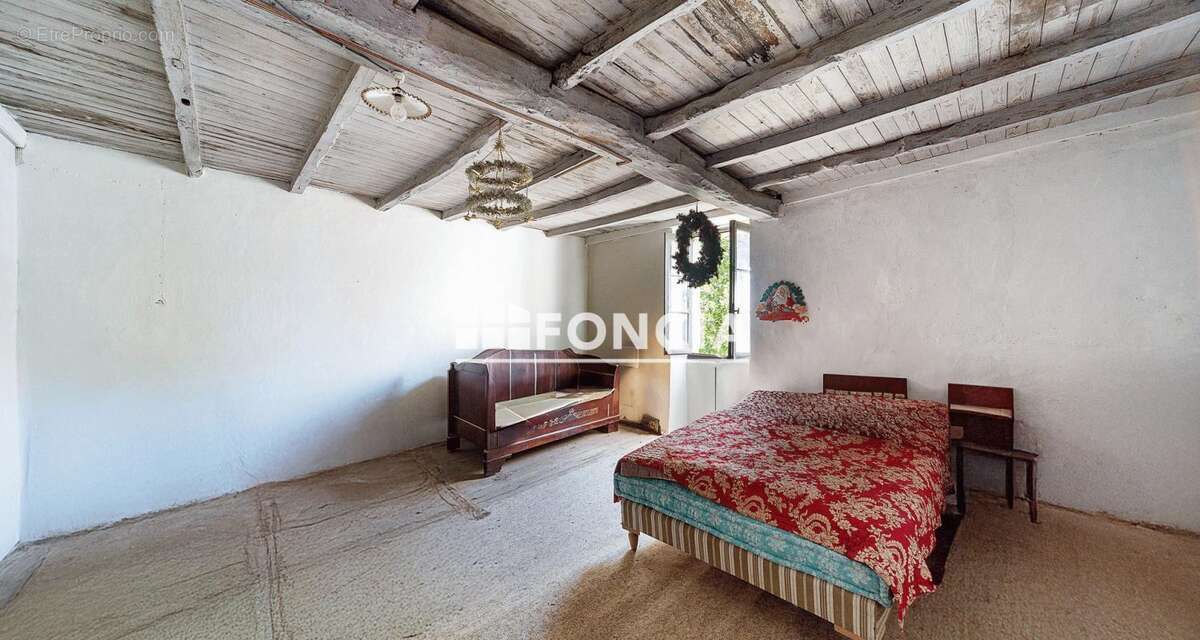 Maison à LIVERS-CAZELLES