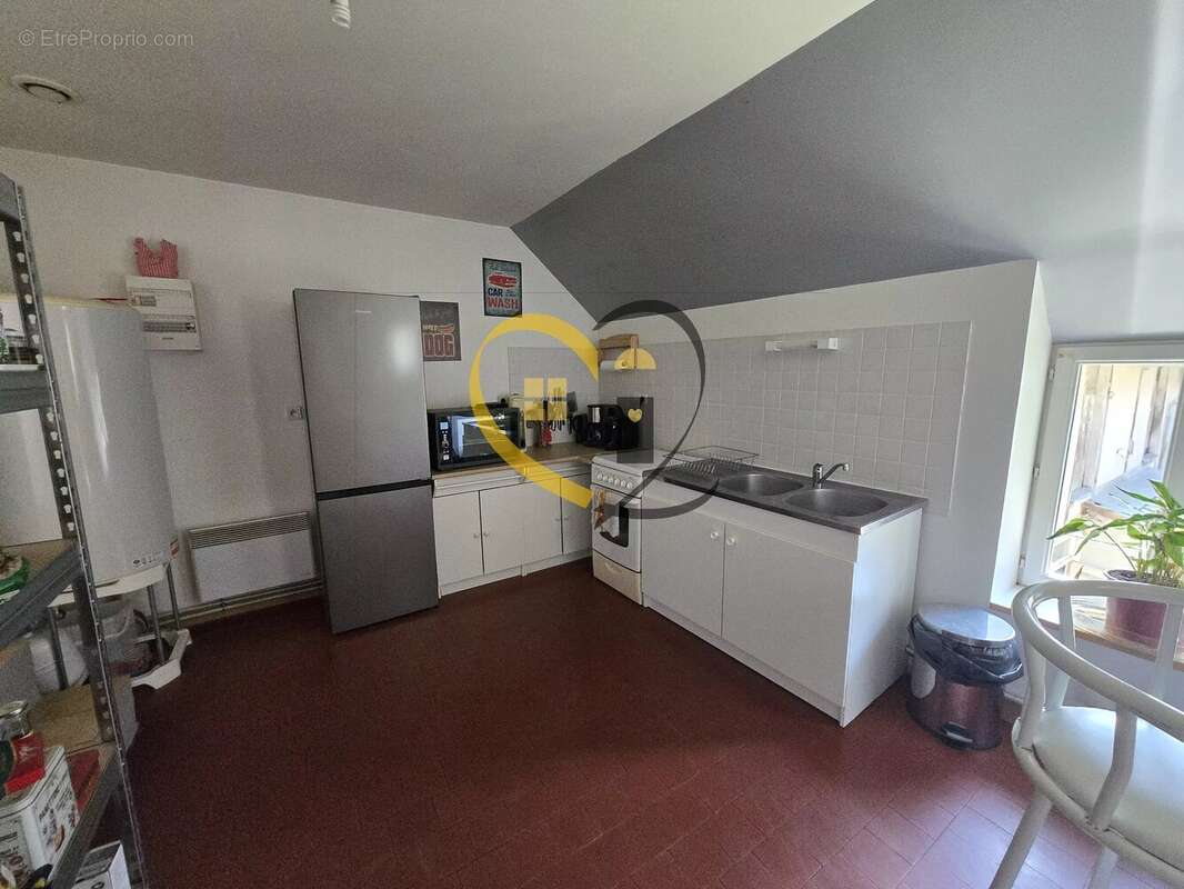 Ensemble immobilier local commercial et appartement à Henrichemont - photo 12