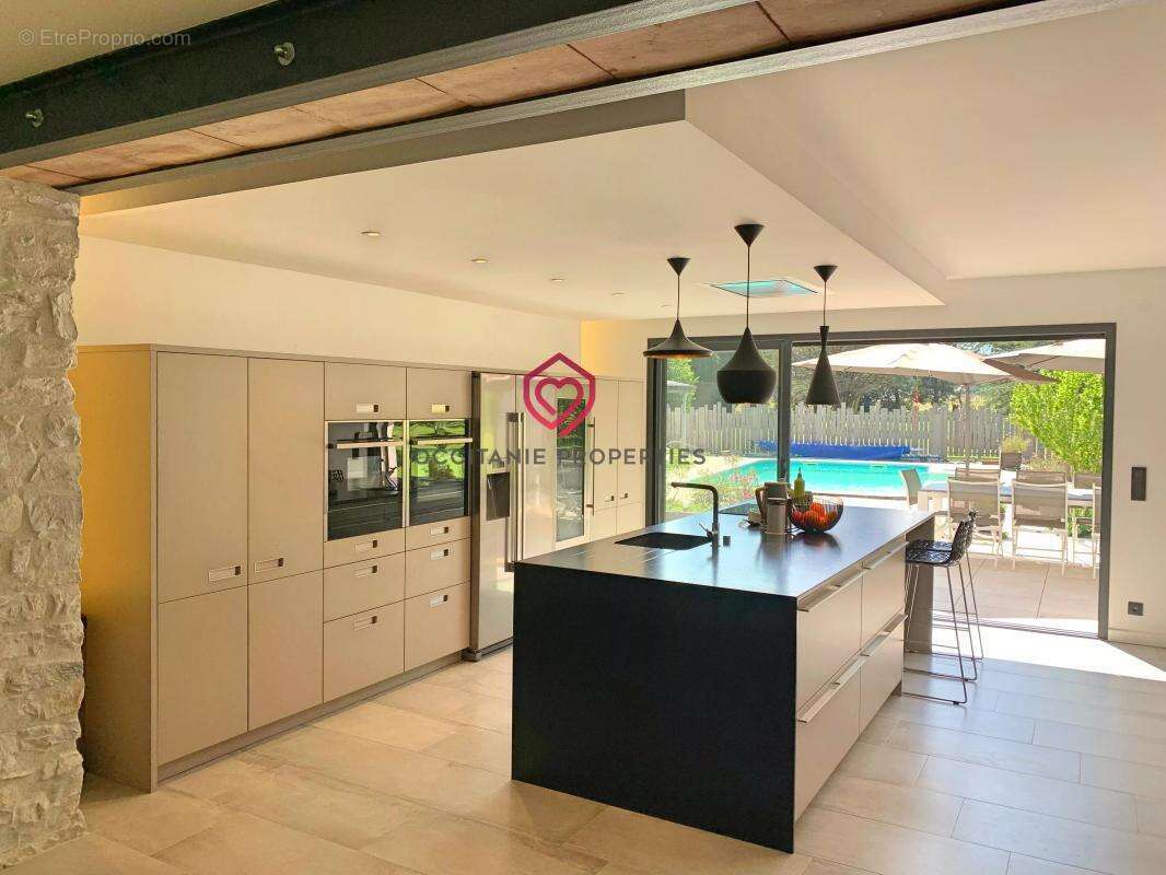 Villa d’architecte rénovée avec soin, piscine, dépendances et superbe parc arboré - photo 4