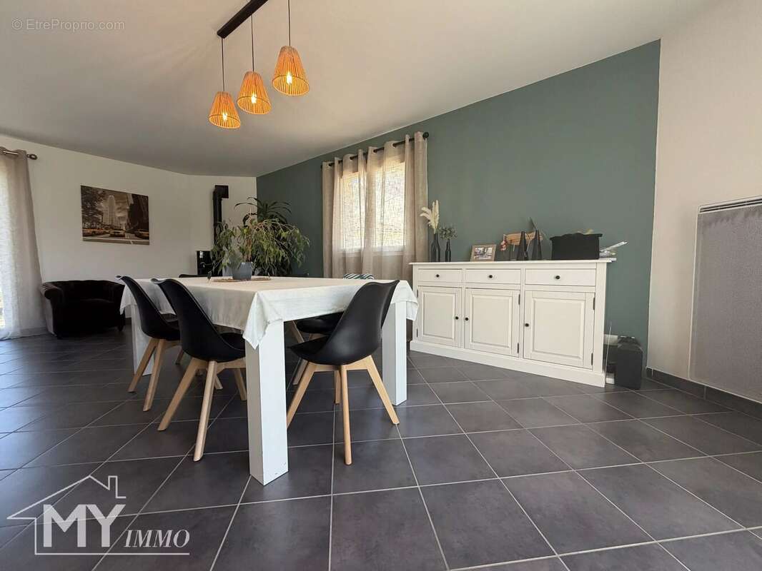 LE FLEIX : Maison de 2011 avec double garage et jardin - photo 7