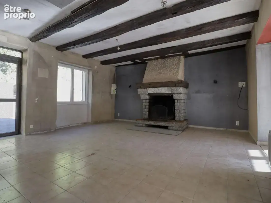 Maison 3 chambres avec grande terrasse et terrain de 2 300 m² bordé par une rivière - photo 4