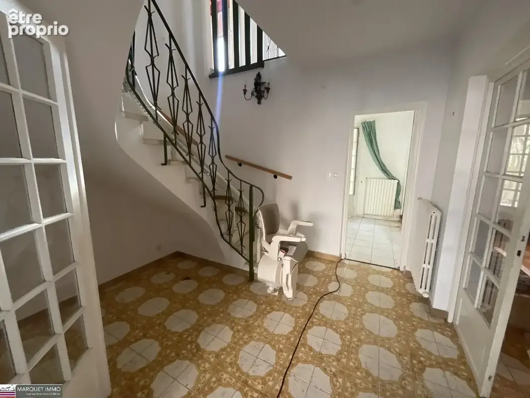 Cadre verdoyant et calme pour cette maison traditionnelle T6 de 141 m², en 3 faces, sur un terrain clos, arboré, piscinable et i - photo 9