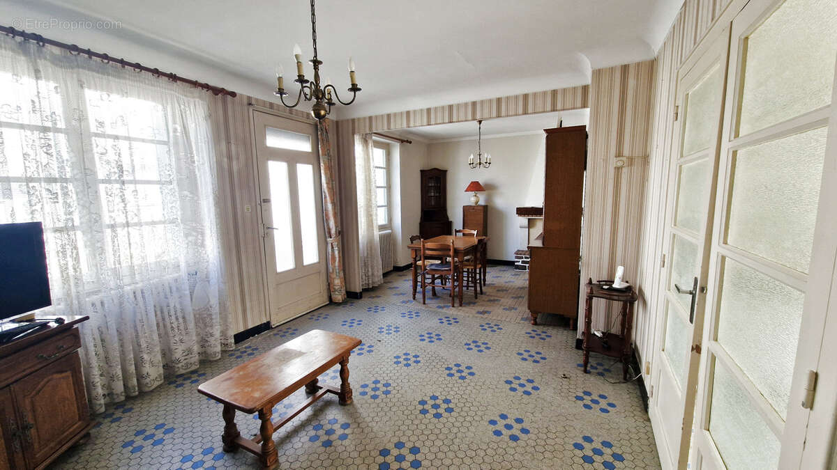 Maison de bourg avec jardin   Fort potentiel d'aménagement ! - photo 10