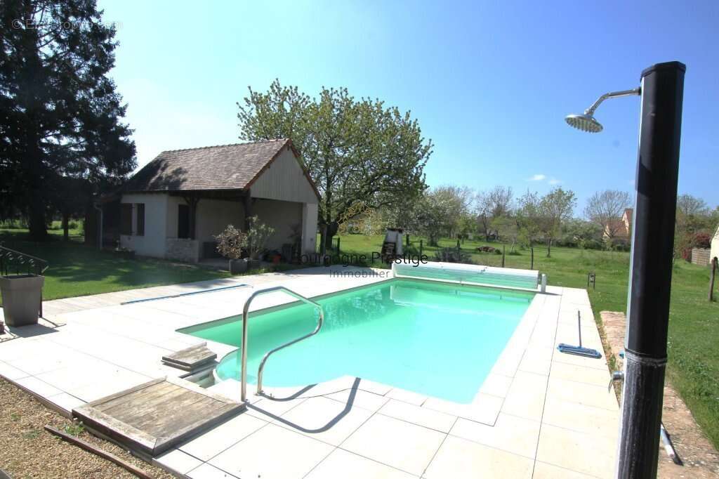 Maison familiale de 151 m² sur sous-sol avec piscine et parc clos de 3 051 m² - photo 6