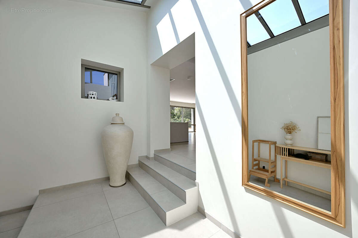 Villa Contemporaine Nimes-186 m2 + garage -Terrain 4445 m2 - photo 3