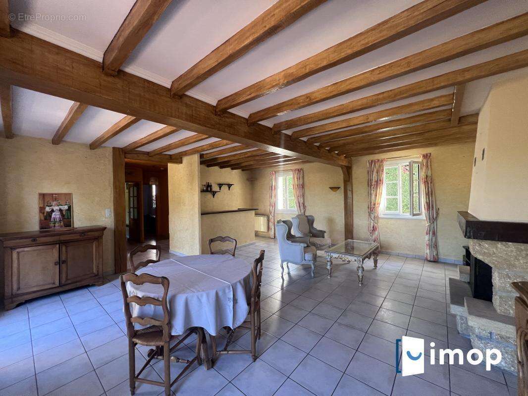 Belle maison des années 80 sur grand terrain de plus de 1000 m² avec piscine - photo 4