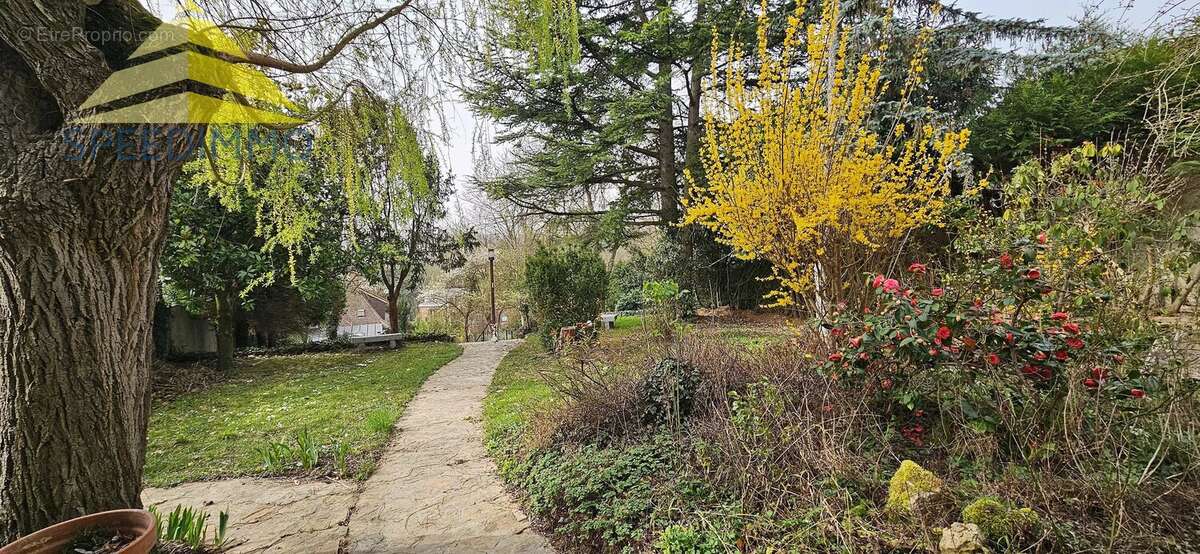 Maison à MANDRES-LES-ROSES