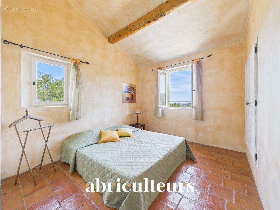 Magnifique villa de 296 m² avec piscine, sauna, spa, terrain de 1,2 ha et vue exceptionnelle à Rognes (13840) - photo 14