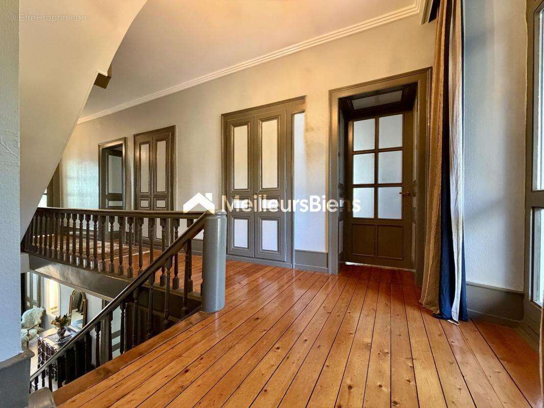 Maison à MONTREUX-CHATEAU