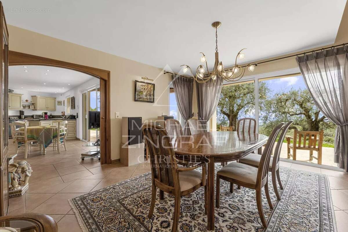 Maison à CHATEAUNEUF-GRASSE