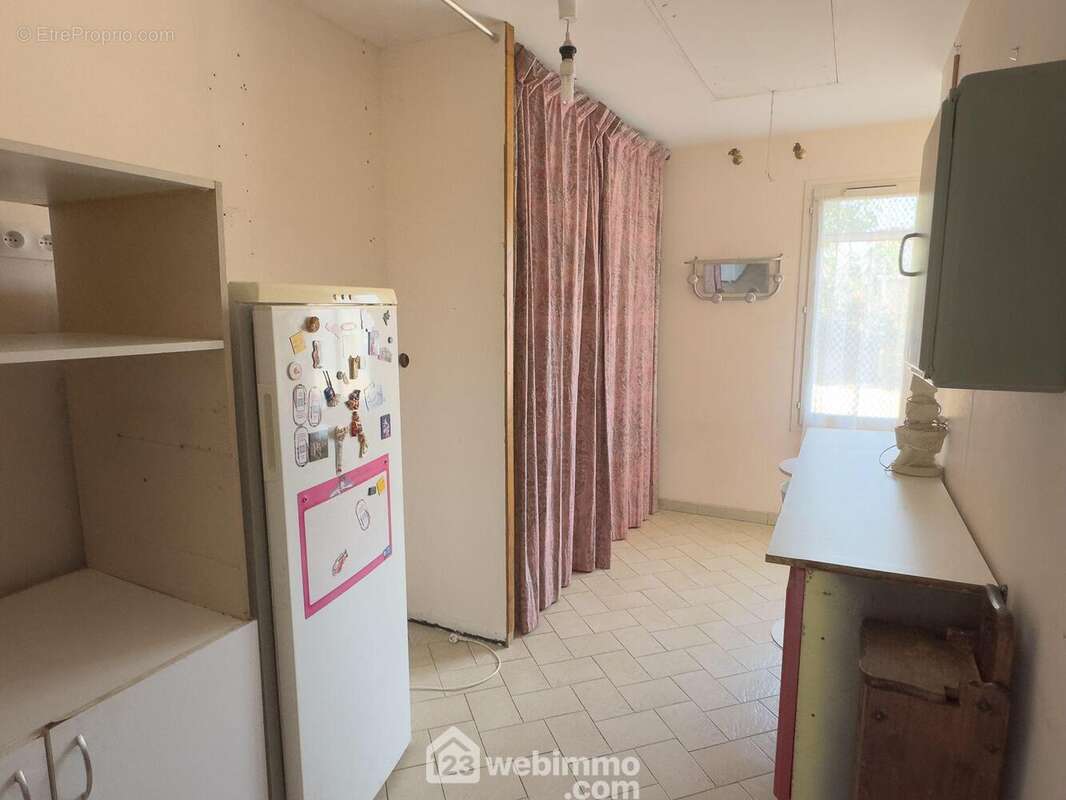 Une buanderie est accessible depuis la cuisine.
