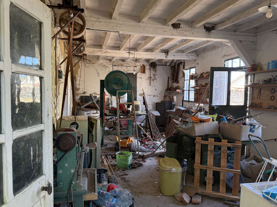 Auv 1227 : Maison de bourg à rénover, jardin, garages et grange - photo 91