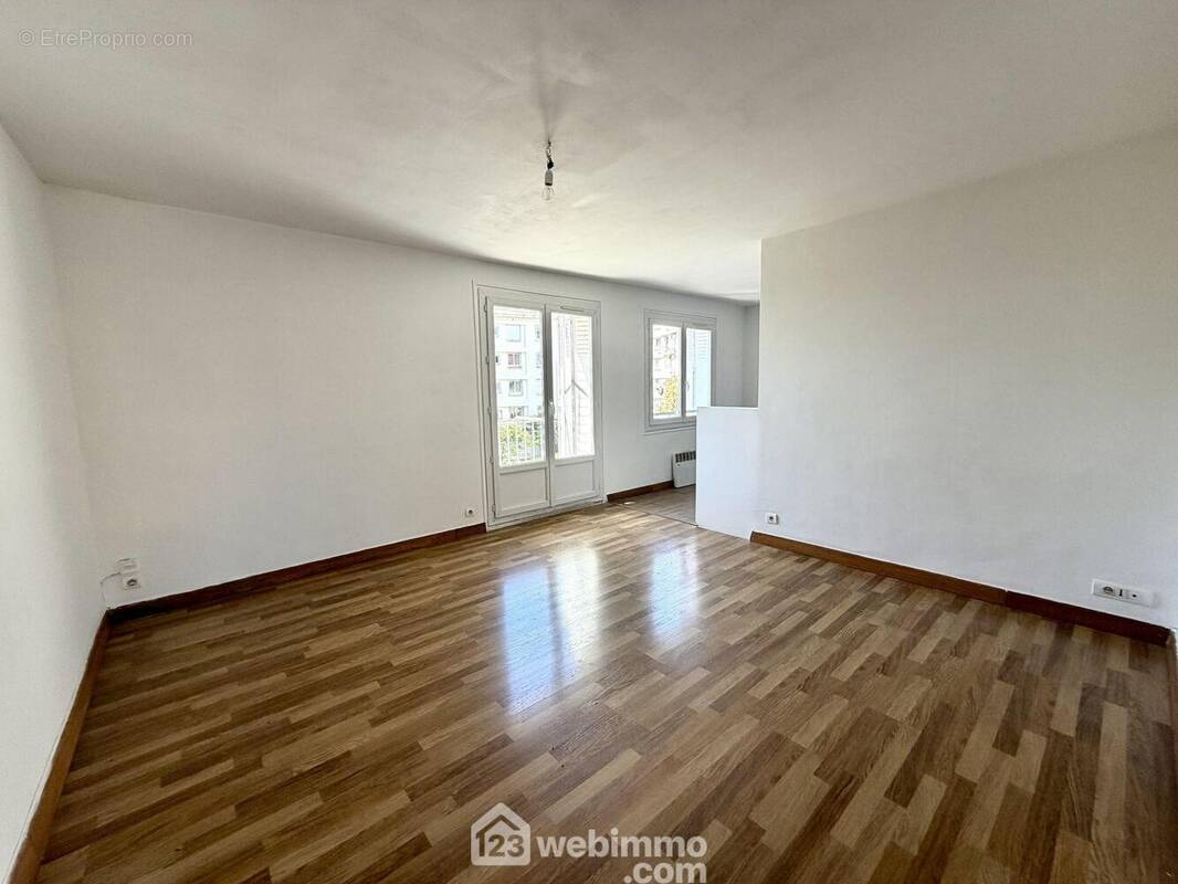 Le séjour exposé Sud - Appartement à SAN-MARTINO-DI-LOTA