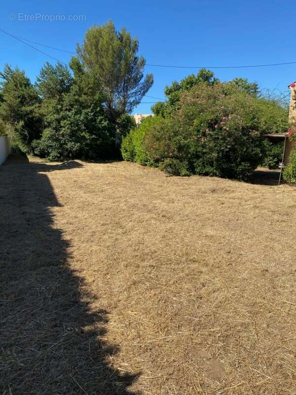 Terrain 300 m² à Gardanne  - photo 1