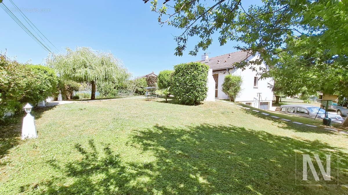 Cadre résidentiel recherché pour cette maison familiale pleine de charme - photo 3