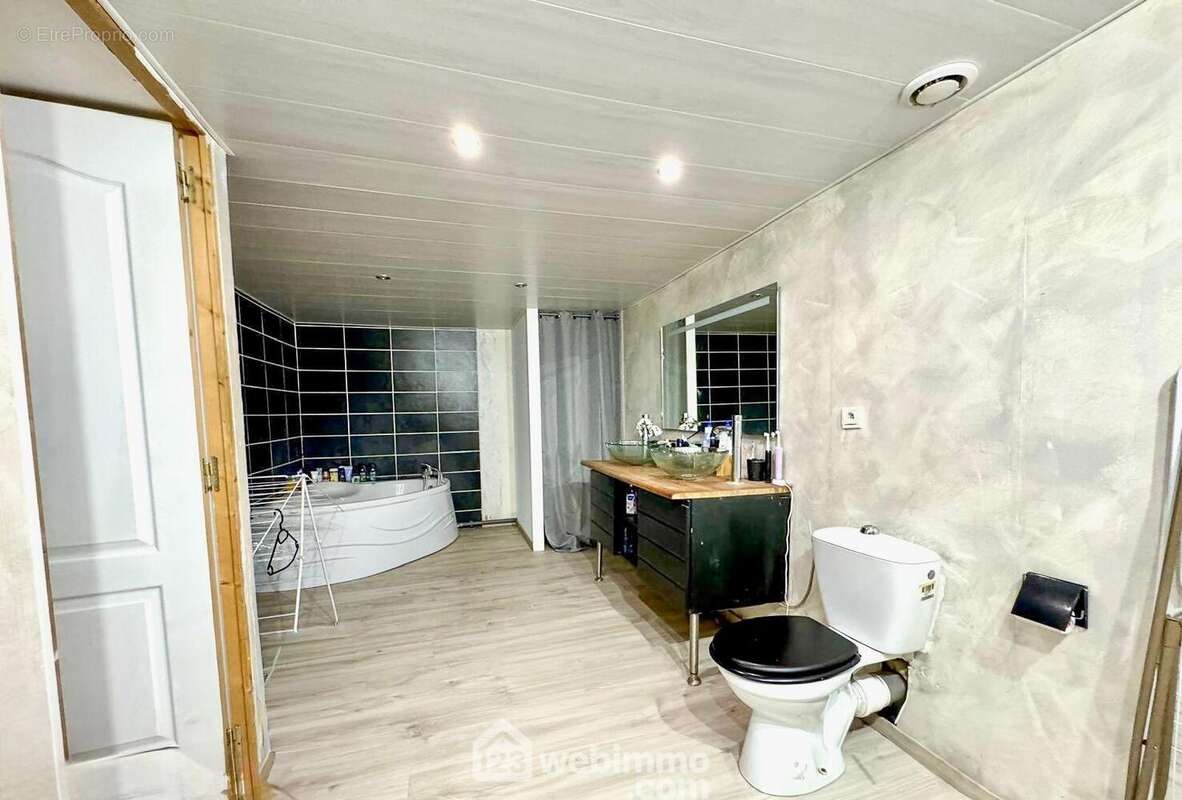 Salle de bain - Maison à VIGNEULLES-LES-HATTONCHATEL
