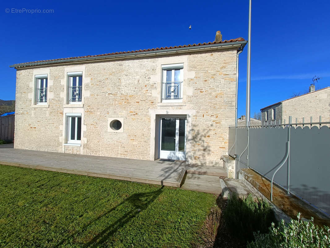 Maison à SAINT-SAUVEUR-D'AUNIS