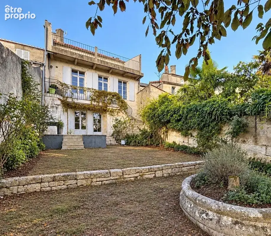 ANGOULEME belle maison de ville rénovée avec beaucoup de caractère offrant terrasses jardin et petit garage. - photo 1