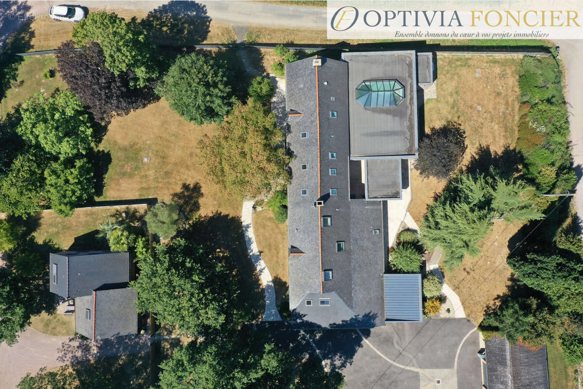 Propriété T7 395 m2 - 6 300 m2 de terrain - 5 garages - Piscine intérieure chauffée - photo 15