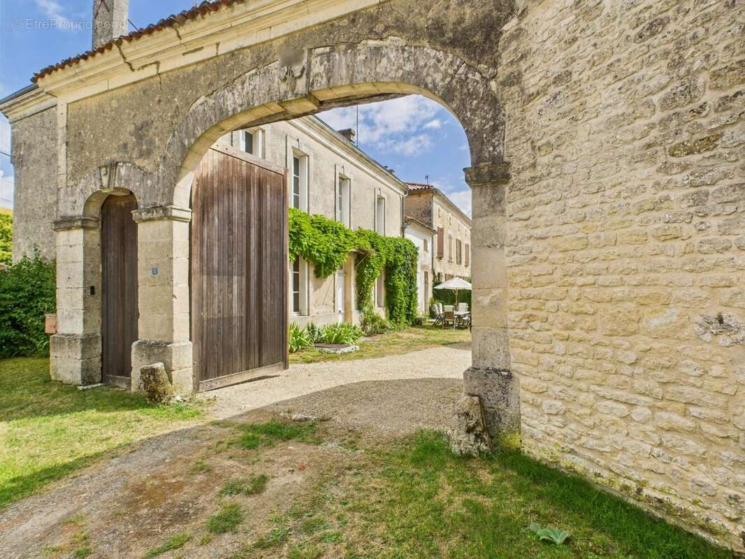 Maison à SAINT-PIERRE-DE-JUILLERS