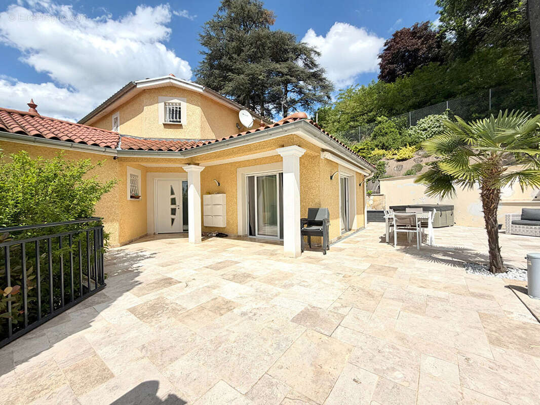 Maison à SAINT-GENEST-LERPT