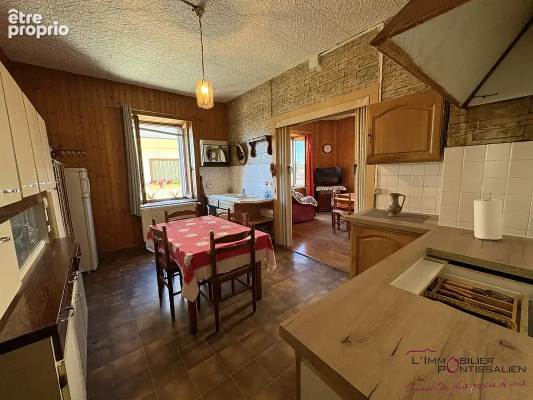 Frasne : maison individuelle offrant de beaux volumes, fort potentiel, garage - photo 2