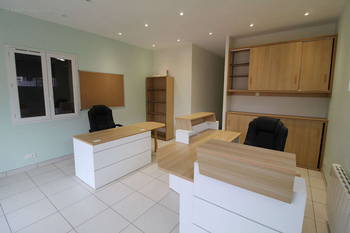 Commerce à TREMBLAY-LES-VILLAGES