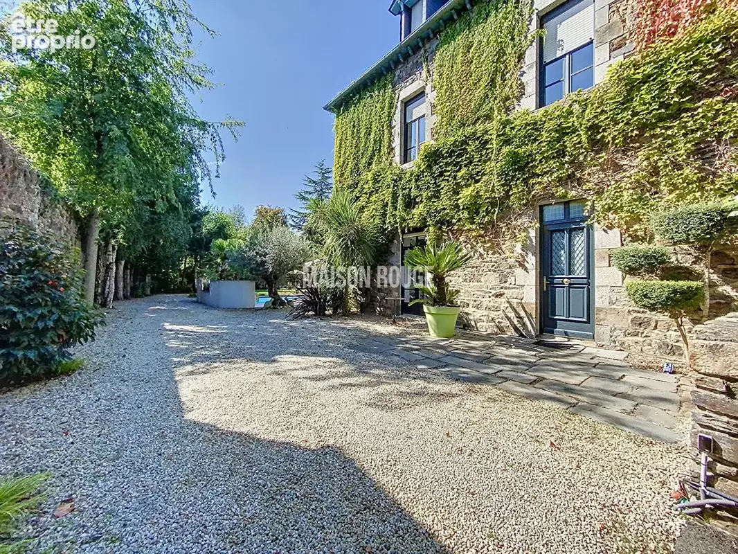 DOL-DE-BRETAGNE - Rare propriété avec piscine et terrain constructible en centre-ville - photo 3