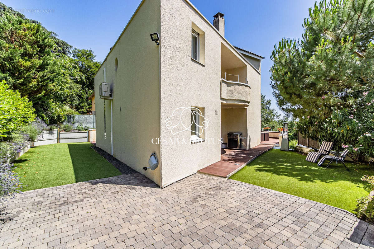 Maison 220 m² à Rillieux-La-Pape  - photo 9