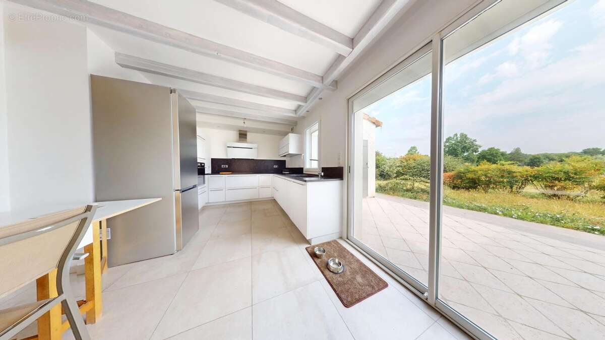 Maison 175 m² à Meursac  - photo 2
