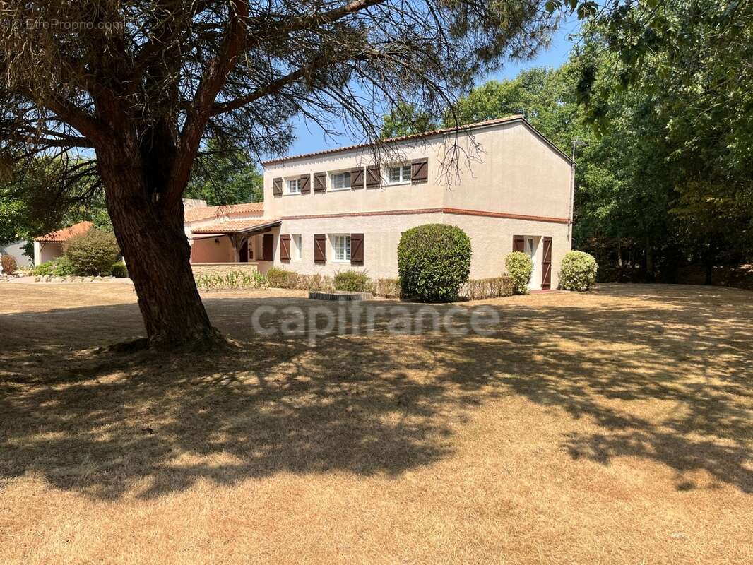 Propriété de caractère – env. 260 m² habitables – Parc paysager de 6 218 m² – Piscine – Dépendances - photo 18