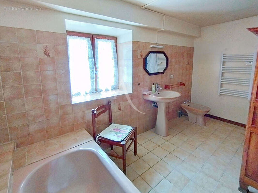 Maison à LES JUNIES