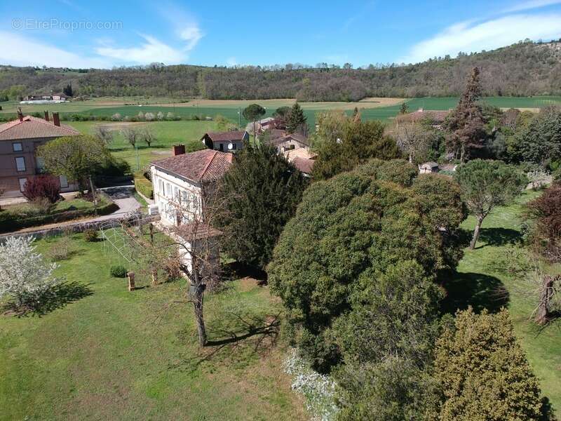 Maison de maitre avec  dependances deux pigeonniers sur parc de 5000m² - photo 2