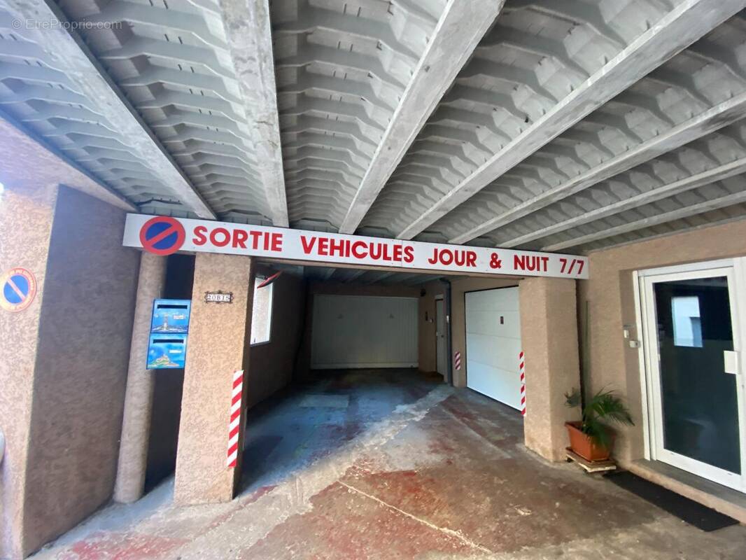Photo 1 - Parking à BOURG-LES-VALENCE