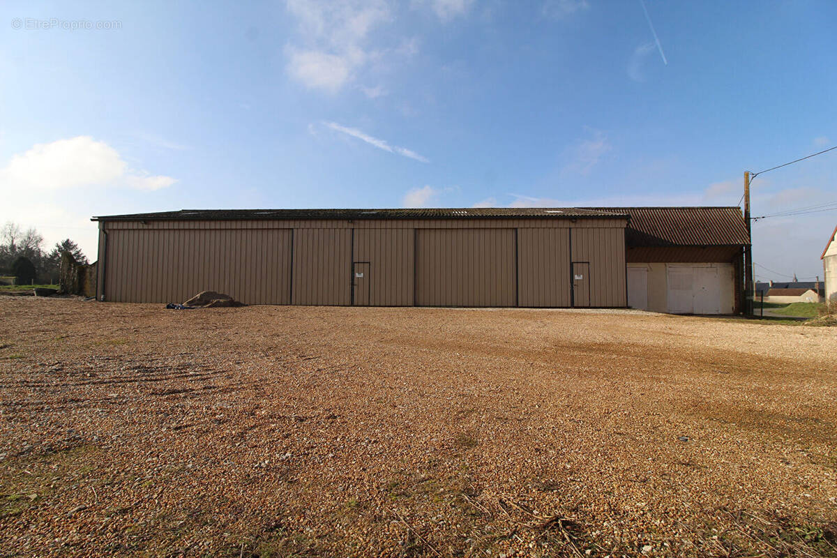 Commerce à TREMBLAY-LES-VILLAGES