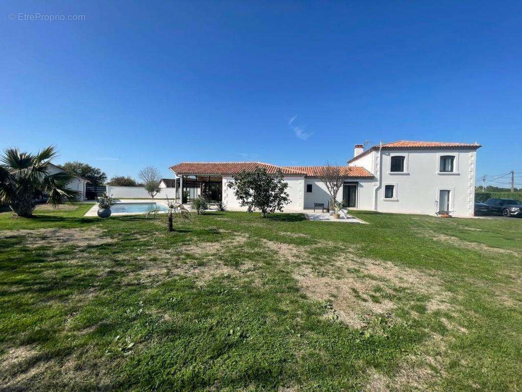 Maison à CHAMPCEVINEL