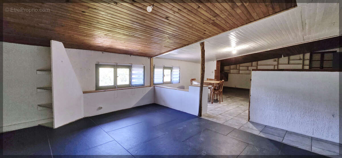 Trois logements, un vaste entrepôt et plus de 2 500 m2 de terrain : un lieu pensé pour donner vie à vos projet - photo 7
