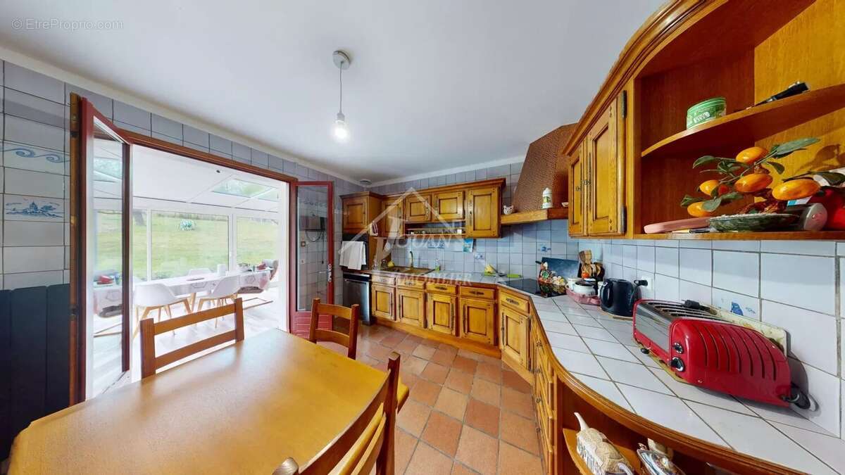 Maison à CREUZIER-LE-VIEUX