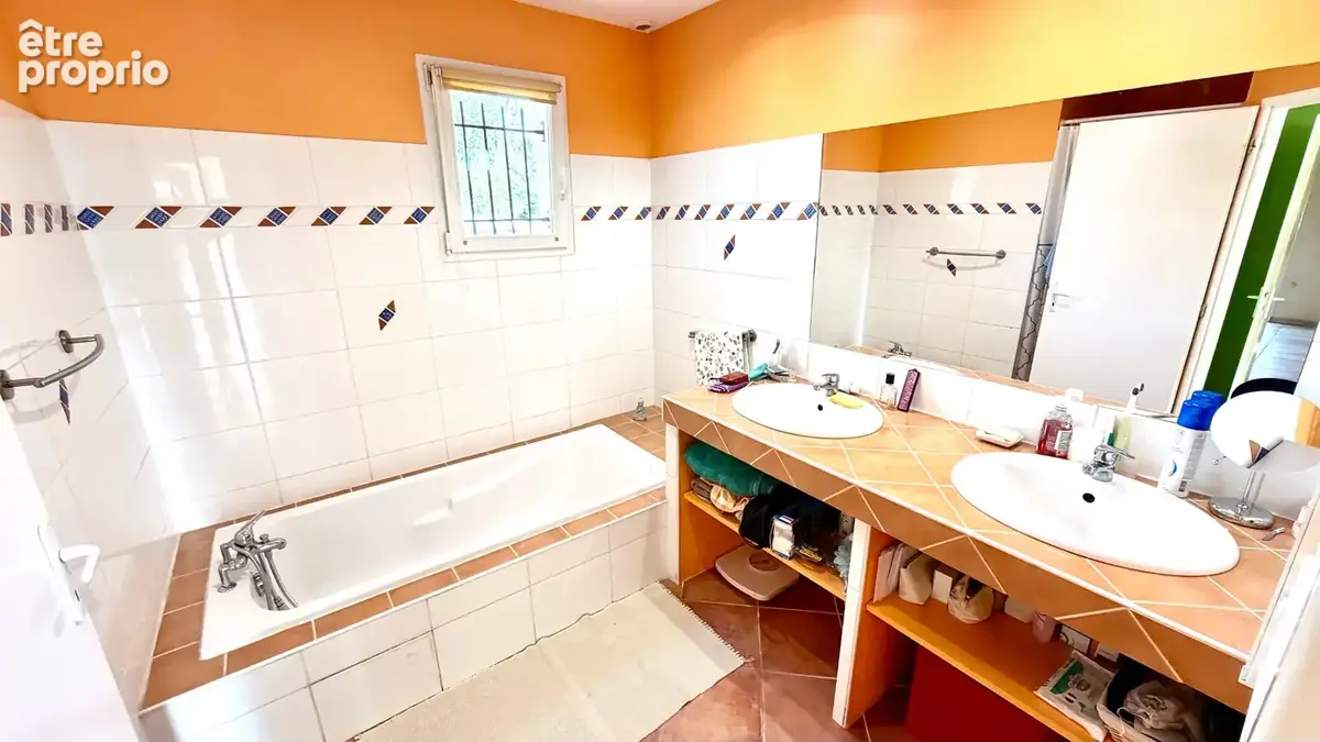 Villa avec piscine sur 800 m² de jardin clos, arboré et paysagé. - photo 9