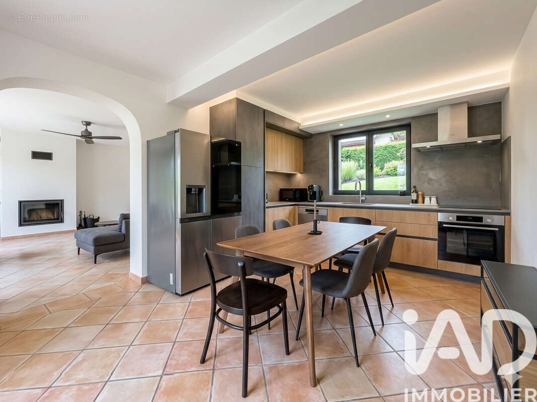 Maison 243 m² à Gressey  - photo 4