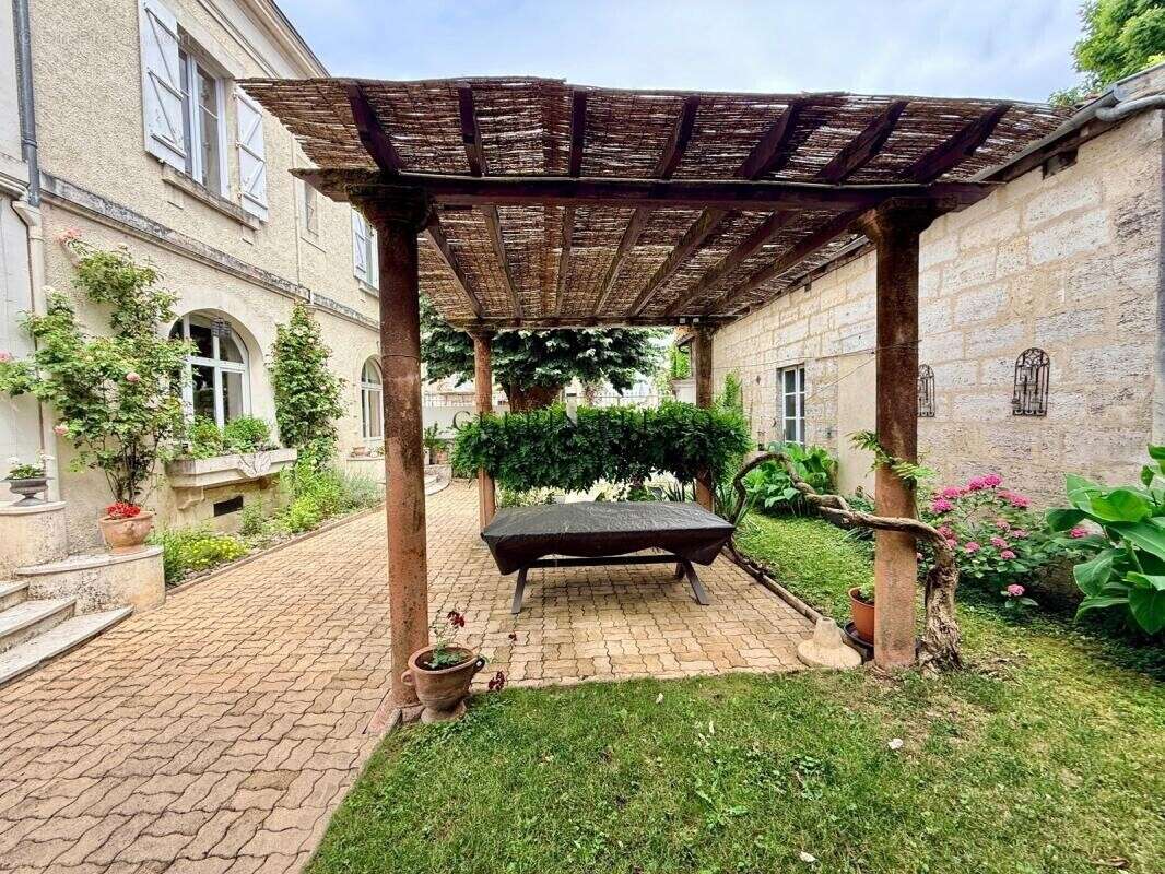Élégante maison de caractère avec jardin et garage en cœur d - photo 3