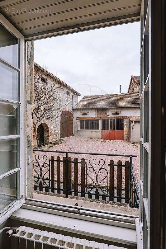 Maison à CREUZIER-LE-VIEUX