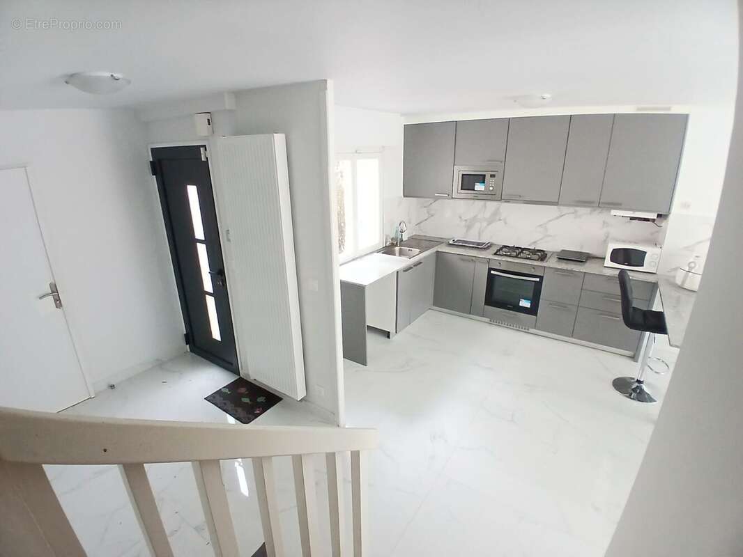 Entrée et cuisine - Maison à BOISSY-SAINT-LEGER