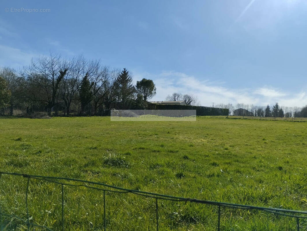Terrain à MARCILLAC-LANVILLE