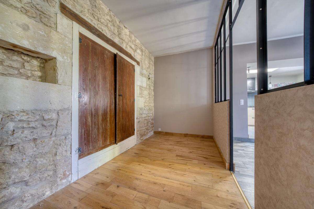 Maison de caractère de 242 m² - Saintes - photo 18