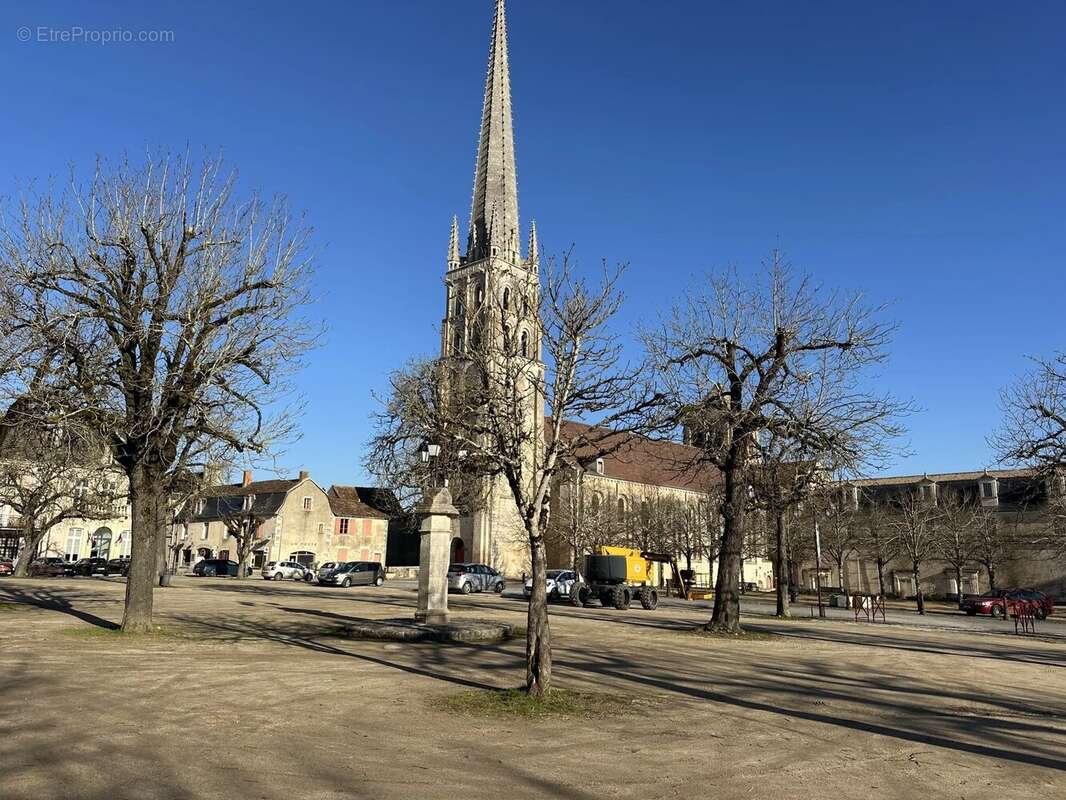 Immeuble à usage mixte à Saint-Savin – Emplacement idéal et revenue potentiel - photo 2