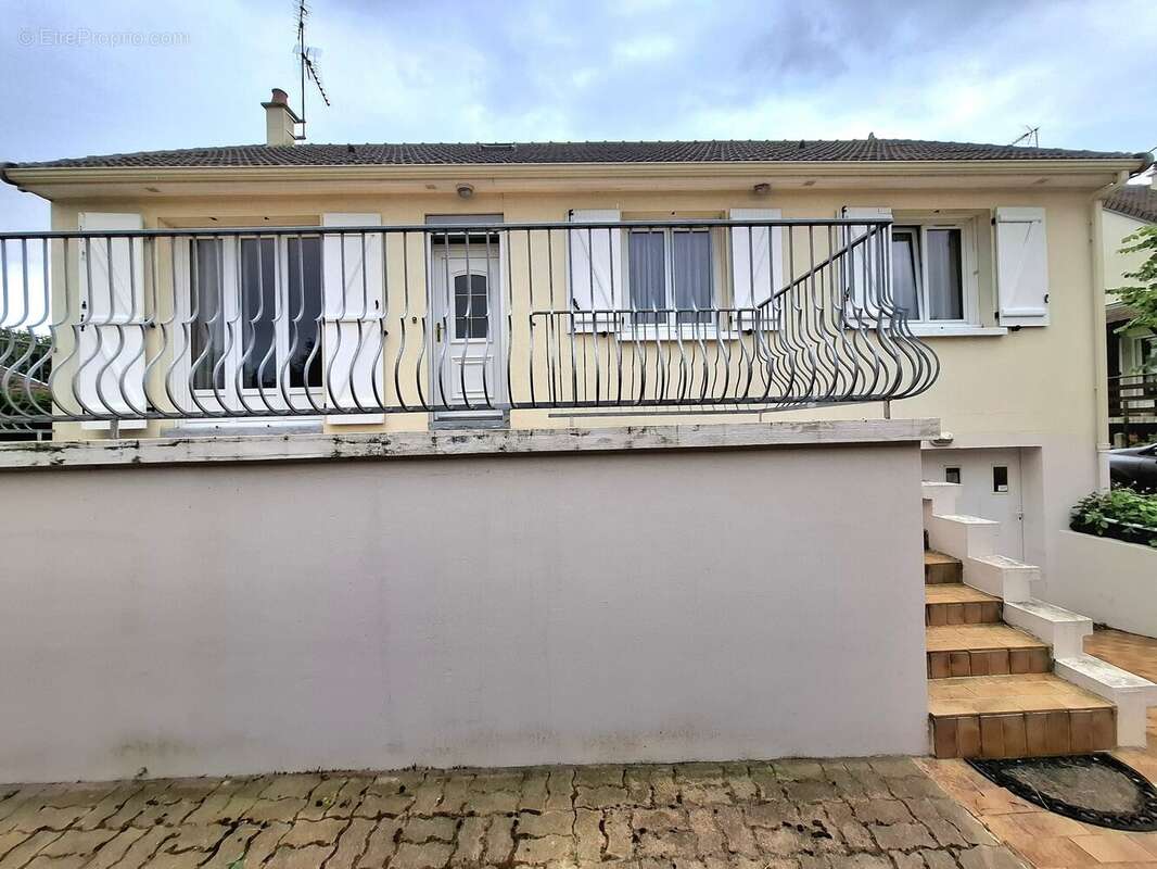 Maison 96 m² à La Bazoge  - photo 4