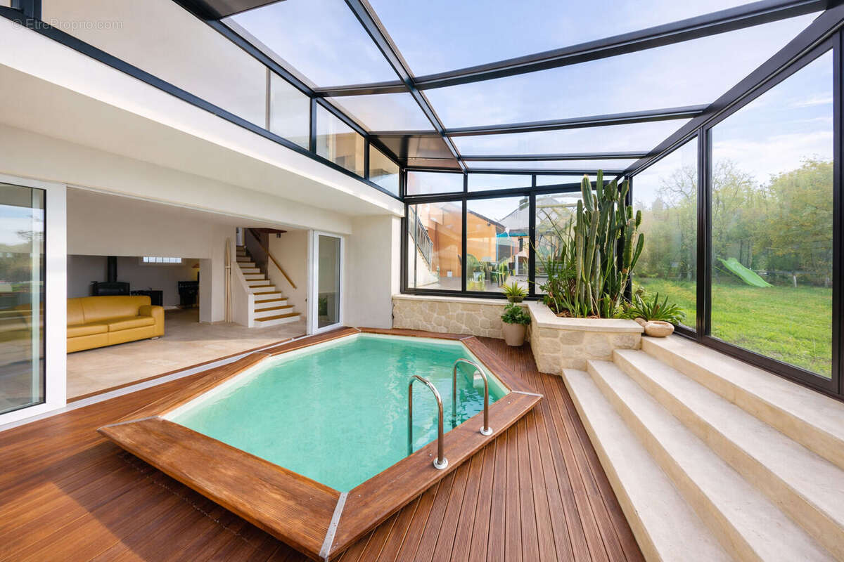 Maison familiale atypique avec piscine intérieure et espace bien-être - Torcy - photo 2