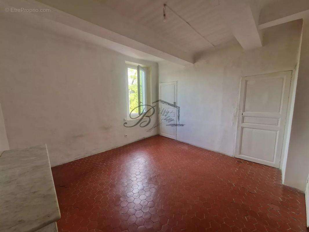Appartement à LA BASTIDE-DES-JOURDANS