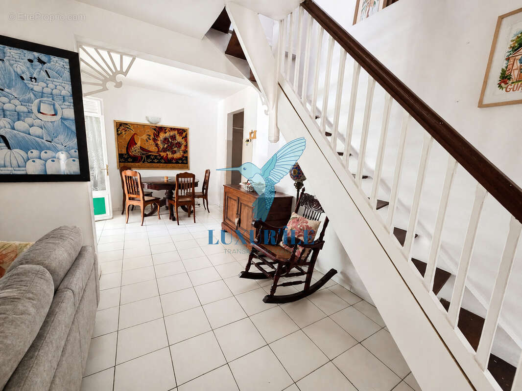 Baie-Mahault   Secteur recherché de La Jaille  Superbe villa T4 avec piscine et jardin - photo 13